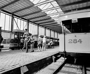855789 Afbeelding van bezoekers op het perron met antieke tramstellen in het Nederlands Spoorwegmuseum ...